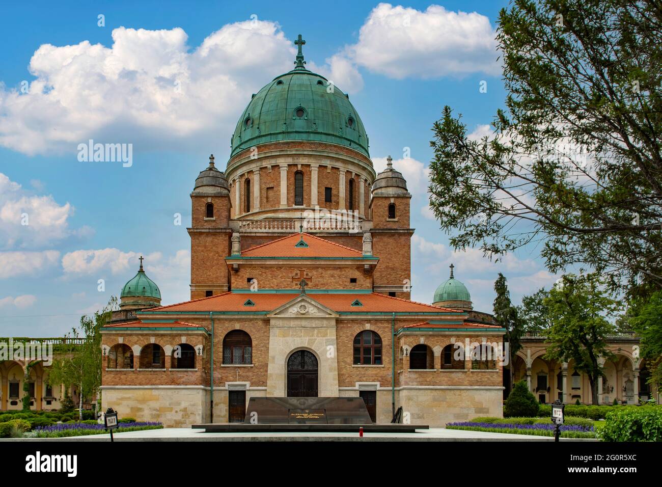 La chiesa all ingresso del cimitero Mirogoj, Zagabria, Croazia Foto Stock