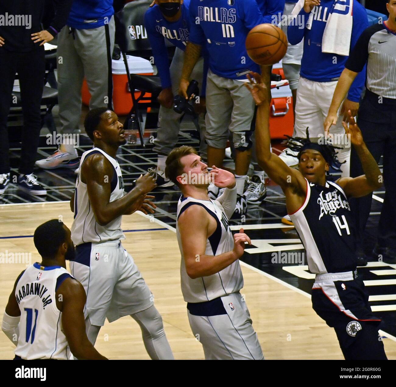 Los Angeles, Stati Uniti. 03 giugno 2021. Il guardiano dei Clippers di Los Angeles Terance Mann (14) passa la palla nella vernice ad un taglio Nicolas Batum per dare una mancanza quando hanno trainato da uno con appena 8, 8 secondi rimanenti in Game 5 della loro serie di playoff migliore di sette contro i Dallas Mavericks allo Staples Center di Los Angeles mercoledì 2 giugno 2021. I Clippers hanno perso a Dallas 105-100, le loro ambizioni di campionato sono impiccati per la cara vita finale 3-2 della serie, con il gioco 6 in arrivo il Venerdì a Dallas. Foto di Jim Ruymen/UPI Credit: UPI/Alamy Live News Foto Stock