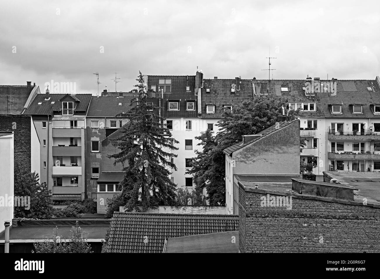 düsseldorf, germania - 2021-05-27: tipico scenario da cortile nel centro di dusseldorf visto da friedrichstrasse direzione talstrasse -- [credit: jo Foto Stock