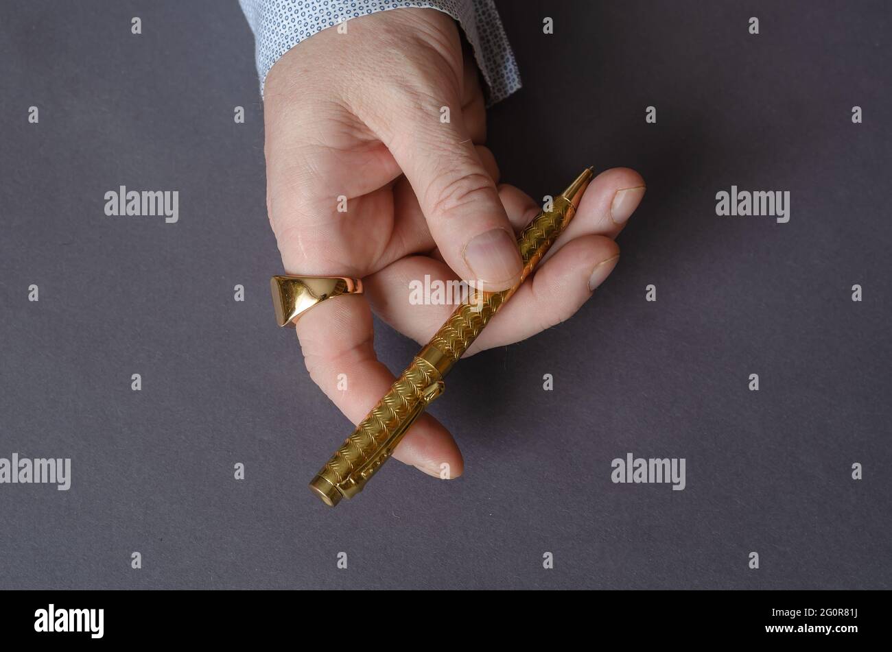 Anello sul dito medio della mano destra immagini e fotografie stock ad alta  risoluzione - Alamy