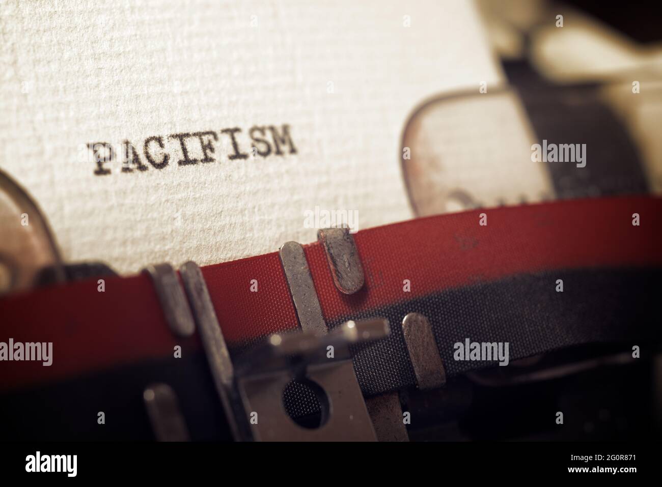 La parola pacifismo scritta con una macchina da scrivere. Foto Stock