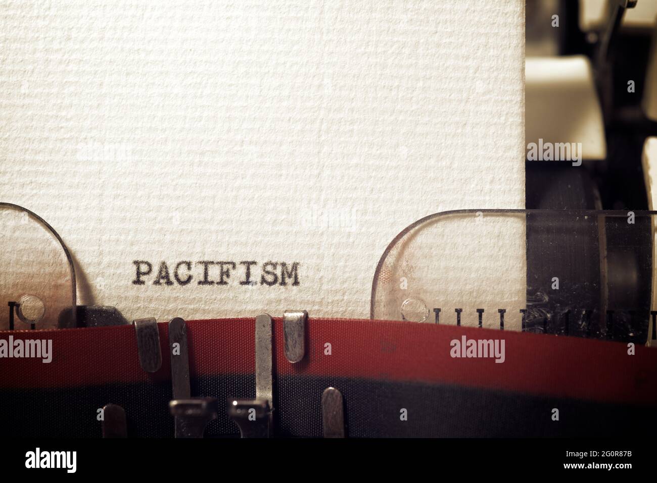 La parola pacifismo scritta con una macchina da scrivere. Foto Stock