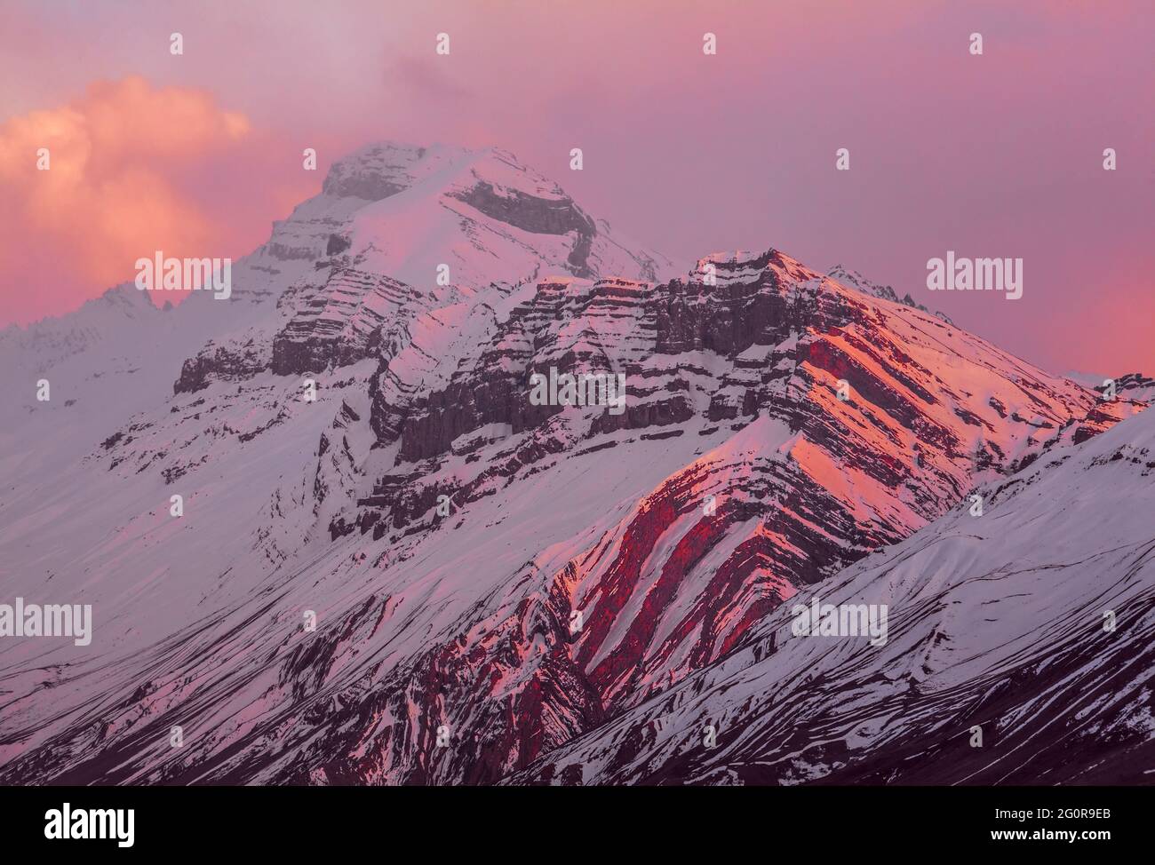 Fascino magico della natura: Incantevoli linee curve di rocce ignee e sedimentarie nelle alture dell'Himalaya al tramonto Foto Stock