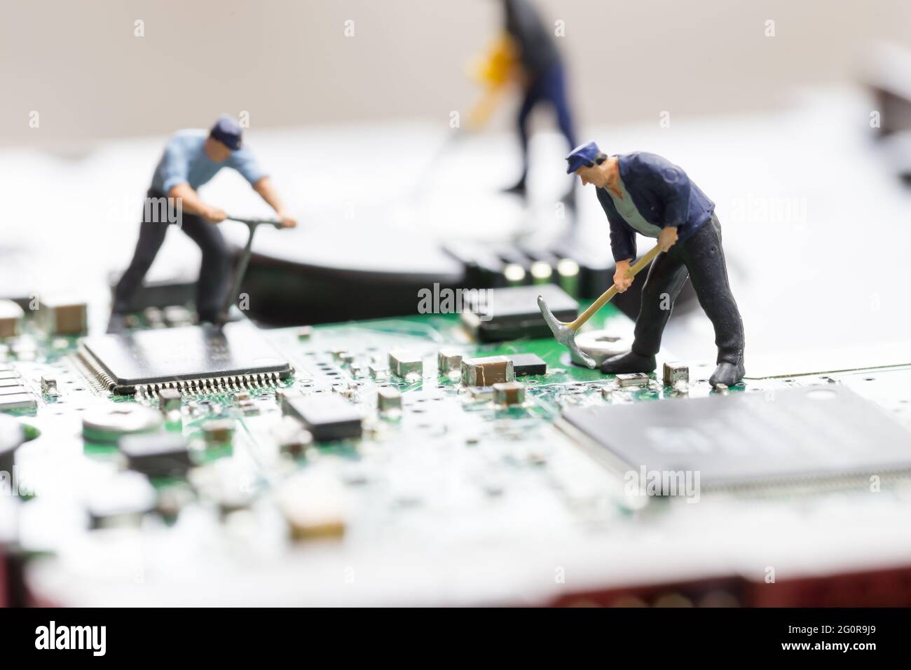 lavoratori che riparano il circuito stampato Foto Stock