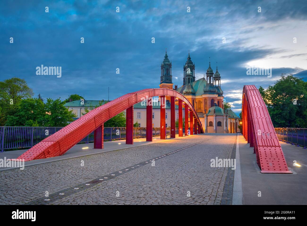 Poznan, Polonia. Vista del ponte di Giordania (la maggior parte Jordana) e la Cattedrale di Poznan al tramonto Foto Stock