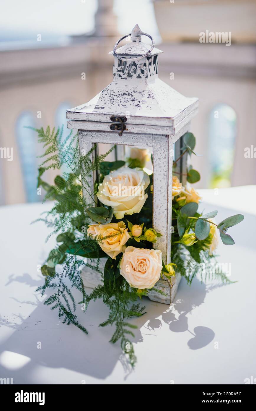 lanterna di legno decorata con fiori come un arredamento di nozze Foto  stock - Alamy