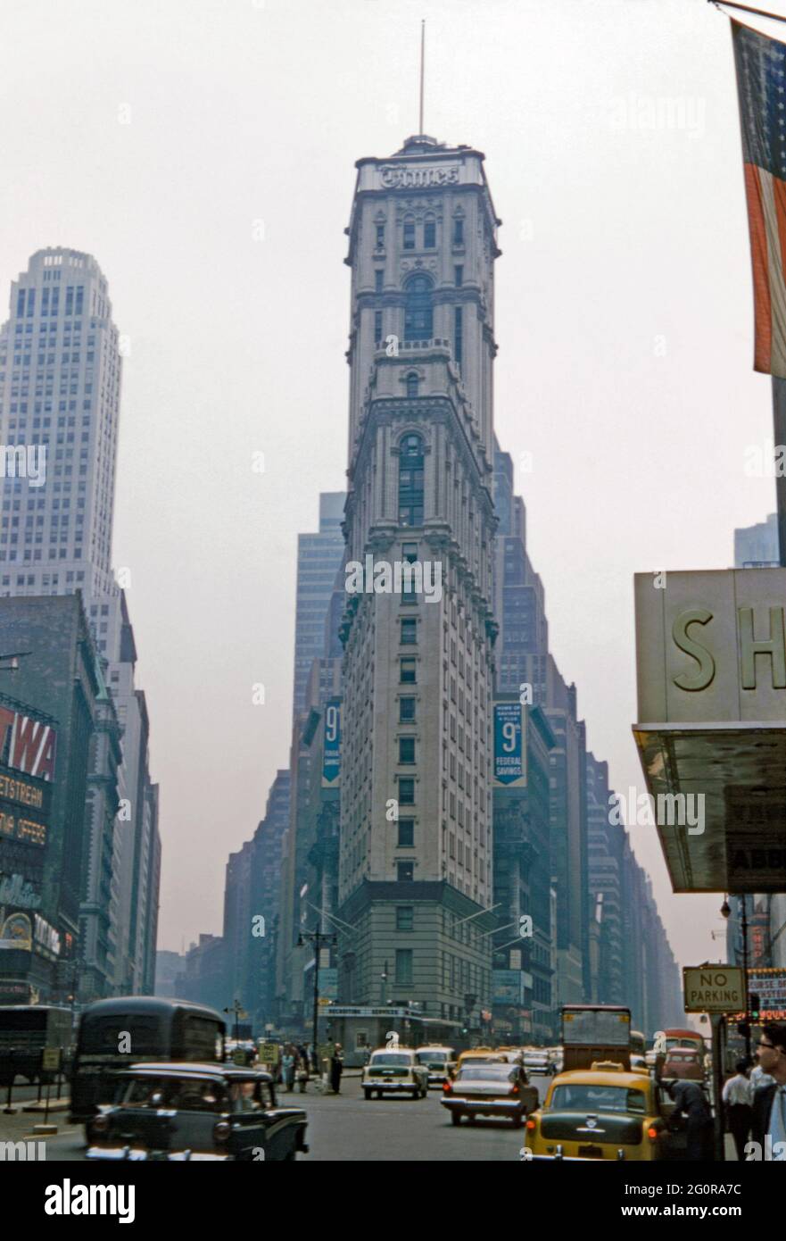 L'edificio del New York Times a Times Square, New York City, USA nel 1957. Times Square è un importante incrocio commerciale, una destinazione turistica, un'area di intrattenimento nel centro di Manhattan, parte di New York, all'incrocio tra Broadway e Seventh Avenue ed è talvolta chiamata ‘The Crossroads of the World’. Nel 1904 il New York Times trasferì qui le operazioni del giornale su un nuovo grattacielo. Ora fortemente ristrutturato e coperto in neon pubblicità è ora chiamato One Times Square. Questa immagine proviene da una vecchia trasparenza dei colori presa da un fotografo dilettante – una fotografia d'epoca degli anni '50. Foto Stock