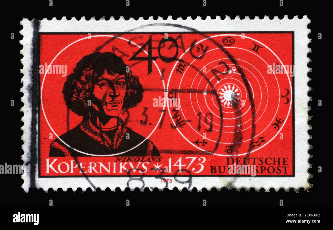 Un francobollo stampato in Germania che mostra un ritratto dell'astronomo e del medico e matematico Nicolaus Copernico e del suo sistema solare, 500 ° nascita Ann Foto Stock