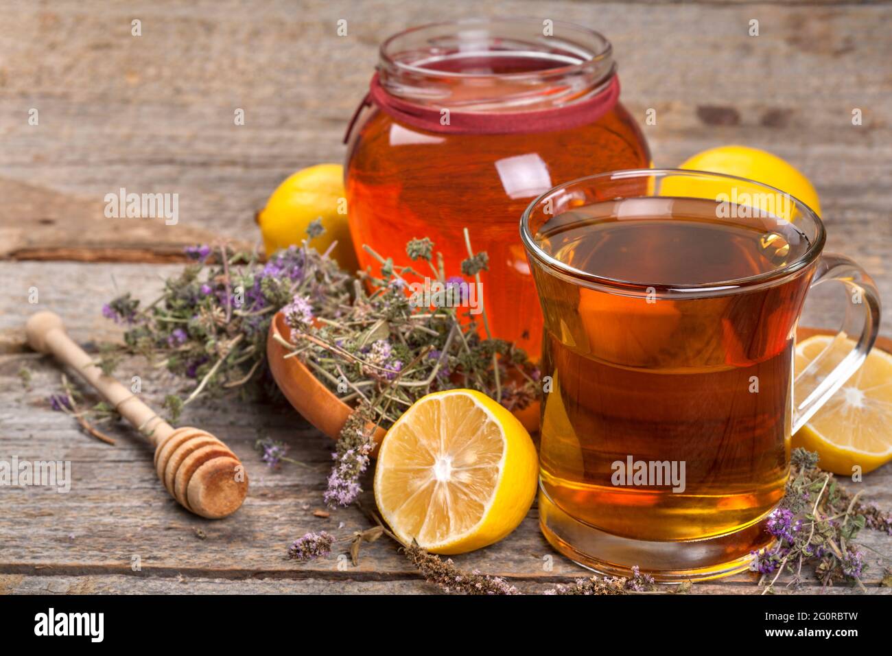 Tè biologico domestico naturale dalla menta selvatica e miele su un tavolo rustico Foto Stock