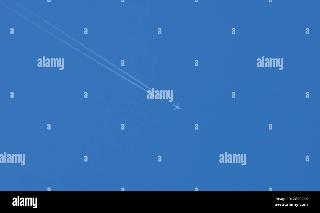 piano nel cielo con due diagonali con sentieri contro il cielo blu Foto Stock