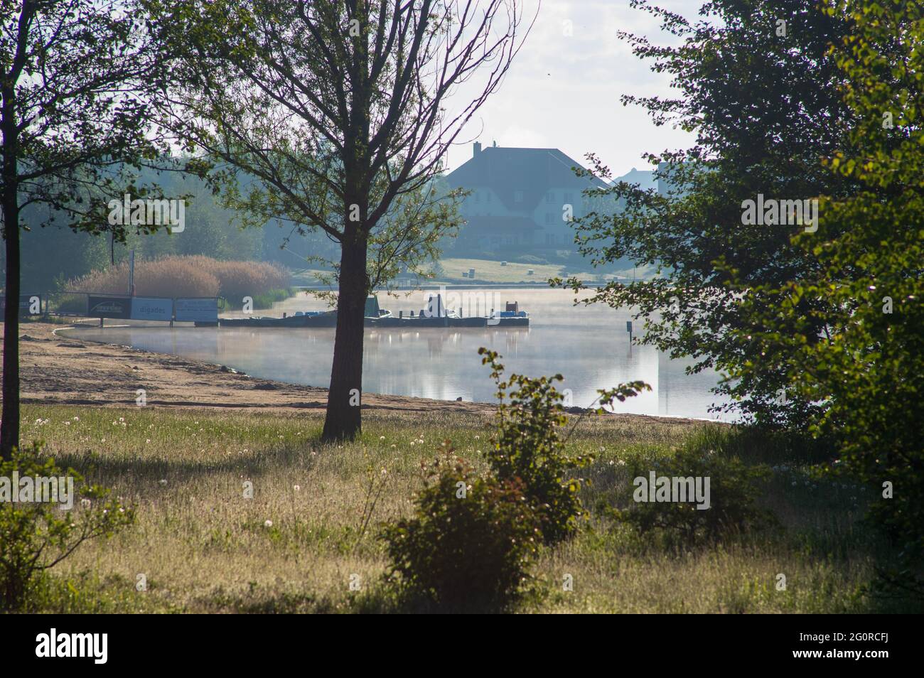 Vista del lago Olbersdorfer See (o-See) nella regione montana dell'alta Lusazia, nell'est della Germania, in calda luce mattutina dopo l'alba Foto Stock