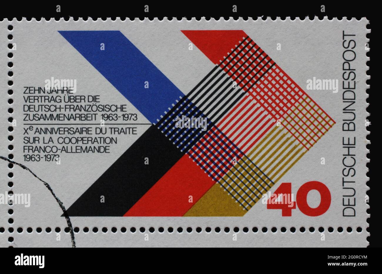 Un francobollo stampato in Germania dedicato al decimo anniversario della collaborazione Germania-Francia 1963-1973 bandiere intersecanti di due paesi, circa 1 Foto Stock
