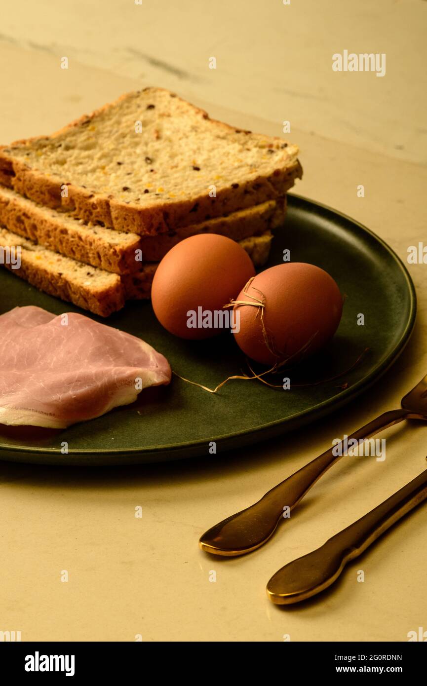 Ultima colazione della cucina del Cafe Nouvelle, pancetta e uova decostruttate, Foto Stock