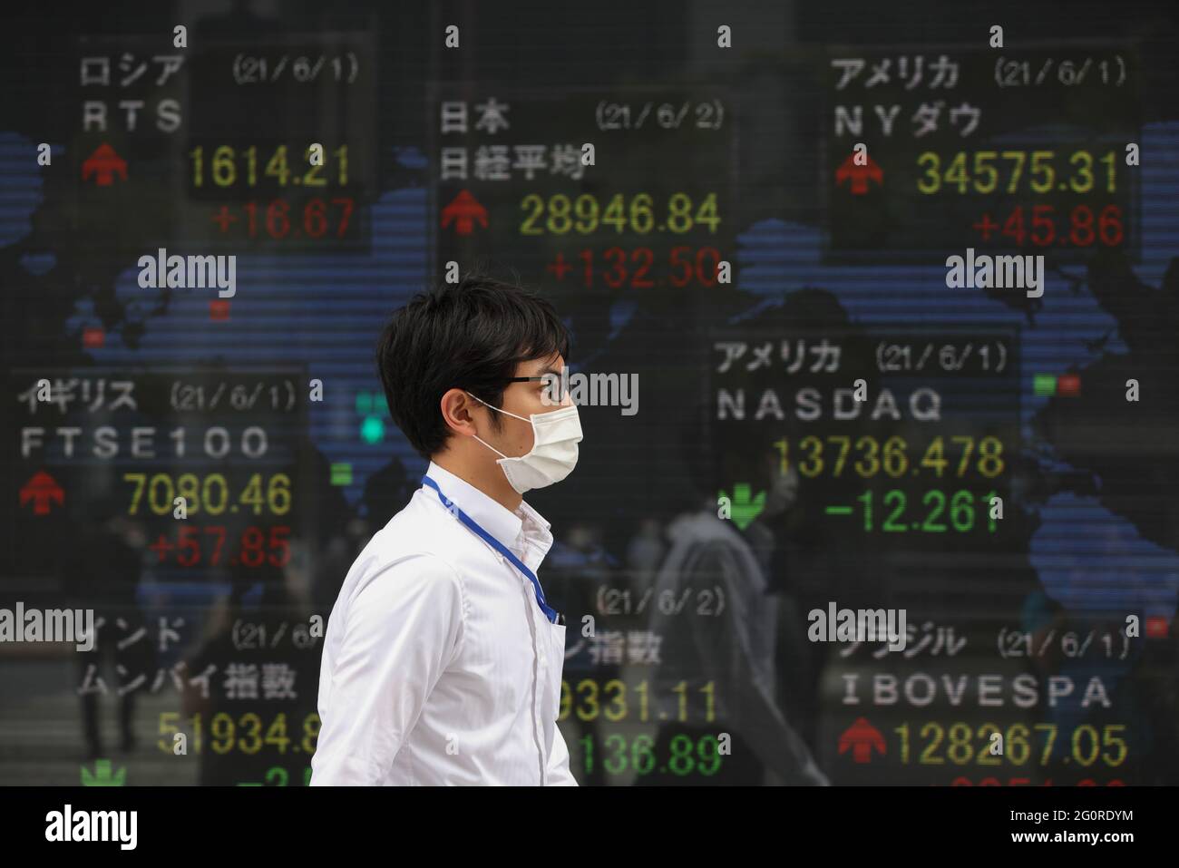 Tokyo, Giappone. 02 giugno 2021. Un uomo che indossa una maschera facciale come misura preventiva contro la diffusione del covid-19 passa davanti a una scheda elettronica che mostra vari indici di borsa.lo Stato di emergenza a Tokyo durerà fino alla fine di giugno 2021. (Foto di Stanislav Kogiku/SOPA Images/Sipa USA) Credit: Sipa USA/Alamy Live News Foto Stock