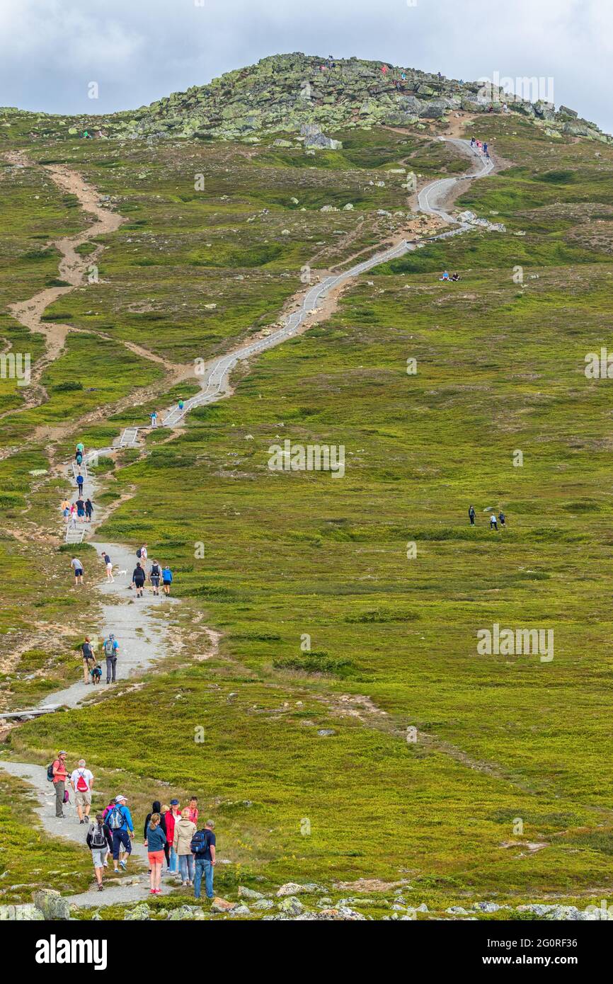 La gente cammina su un sentiero fino alla cima della montagna Foto Stock