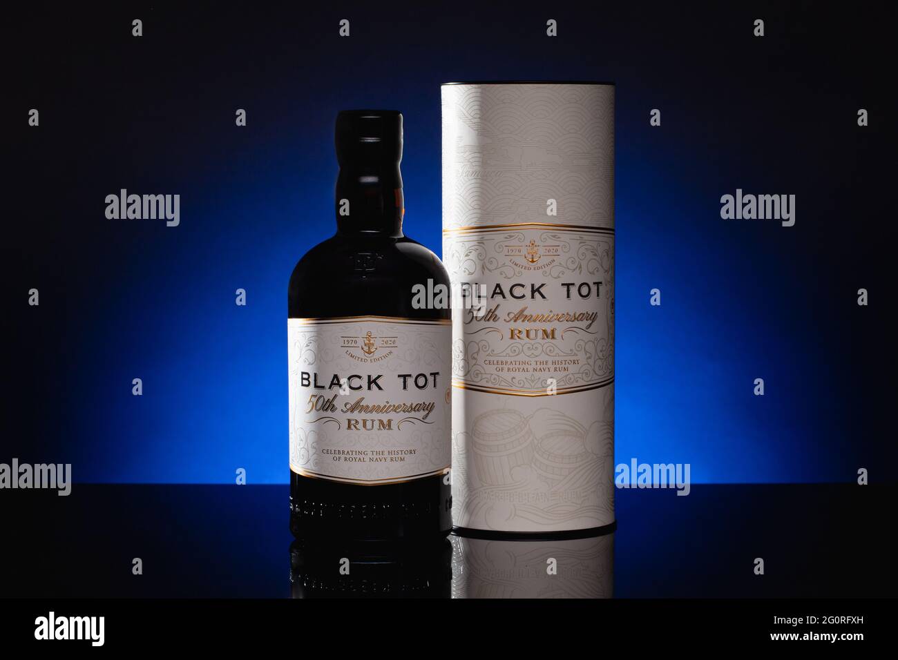 Praga, Repubblica Ceca - 18 Marzo, 2021: Black Tot 50 ° anniversario Rum su sfondo blu. Foto Stock