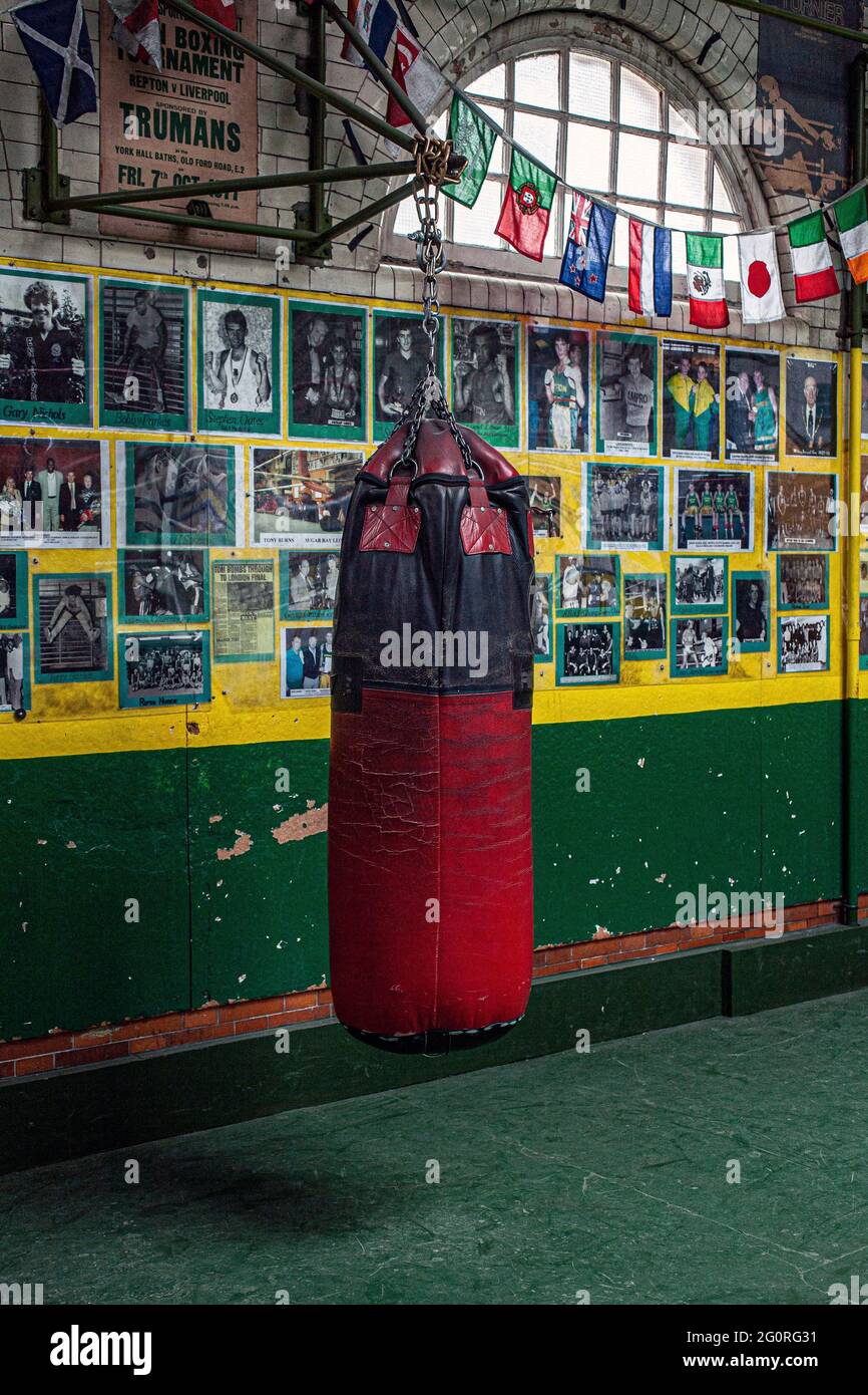 Sacchetto di punch nel club di Repton Boxing nella parte est di Londra Foto Stock