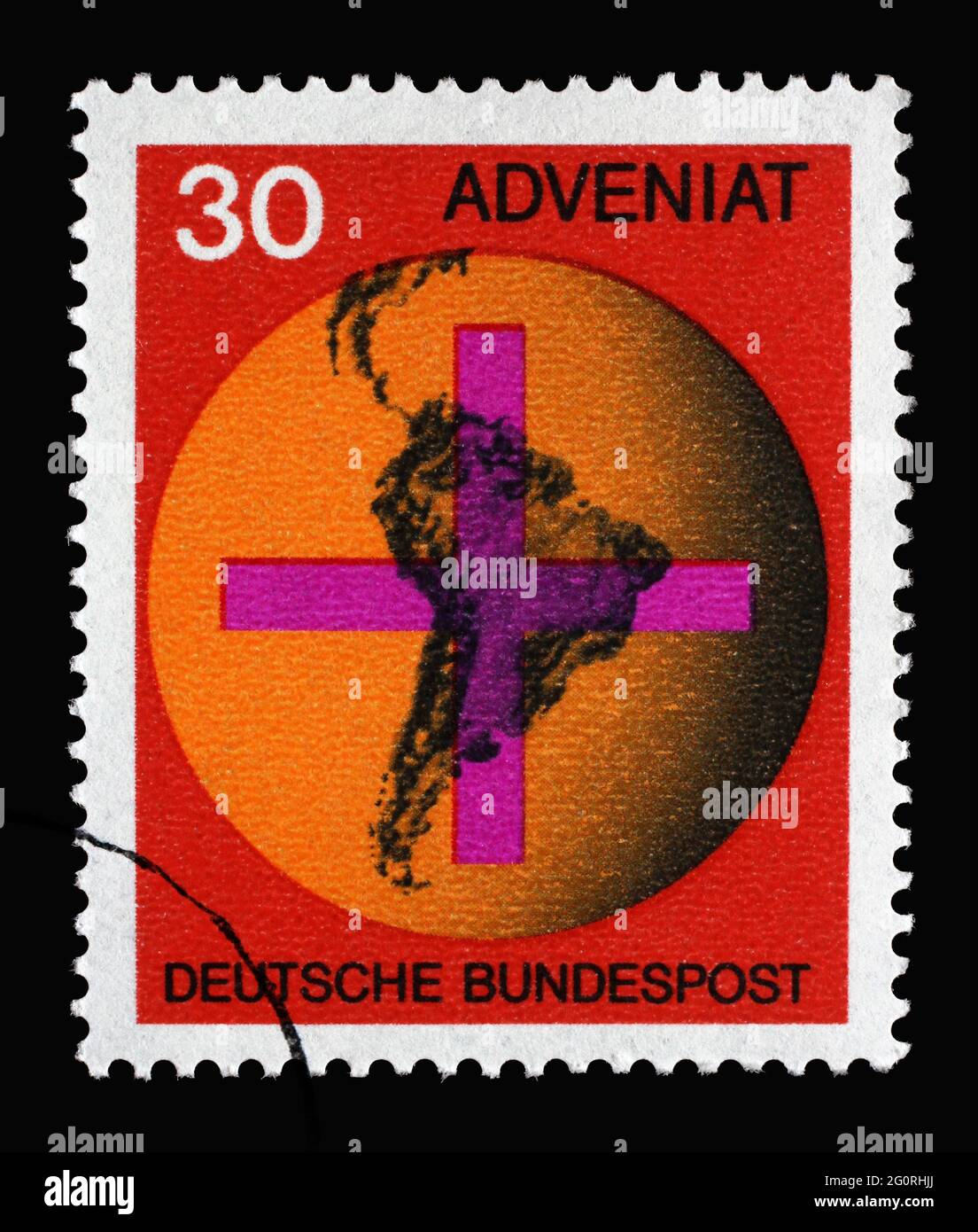 Stampato in Germania con croce davanti a un globo con mappa del Sud America, "Adveniat", movimento di aiuto dei cattolici tedeschi per l'America Latina Foto Stock