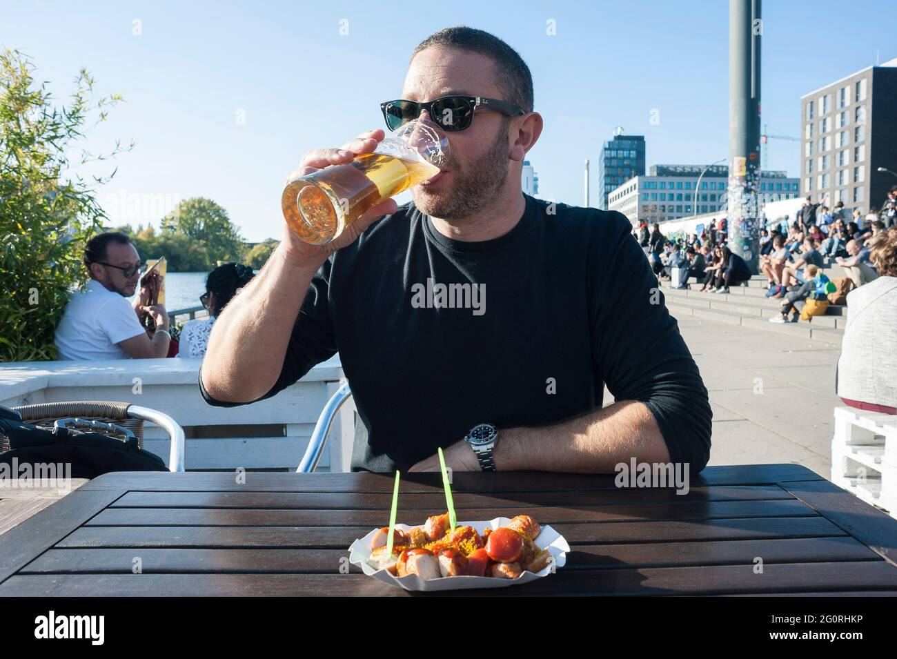 Gustate il tradizionale cibo di strada / ristoranti a Berlino in Germania e bere birra Foto Stock