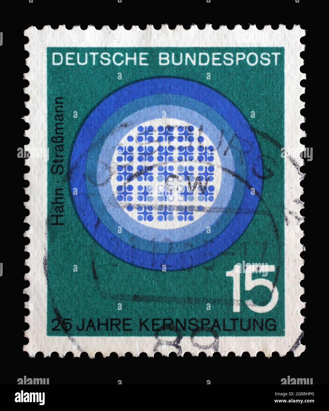 Timbro stampato in Germania con 25° anniversario della pubblicazione del trattato di Hahn-Strassmann sulla separazione del nucleo dell'atomo, circa 1964 Foto Stock
