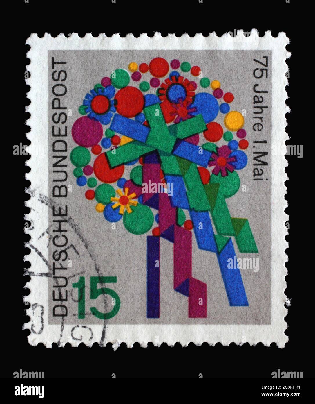 Timbro stampato in Germania con bouquet di fiori in occasione della Festa del lavoro. 75° anniversario della celebrazione del 1° maggio, circa 1965 Foto Stock