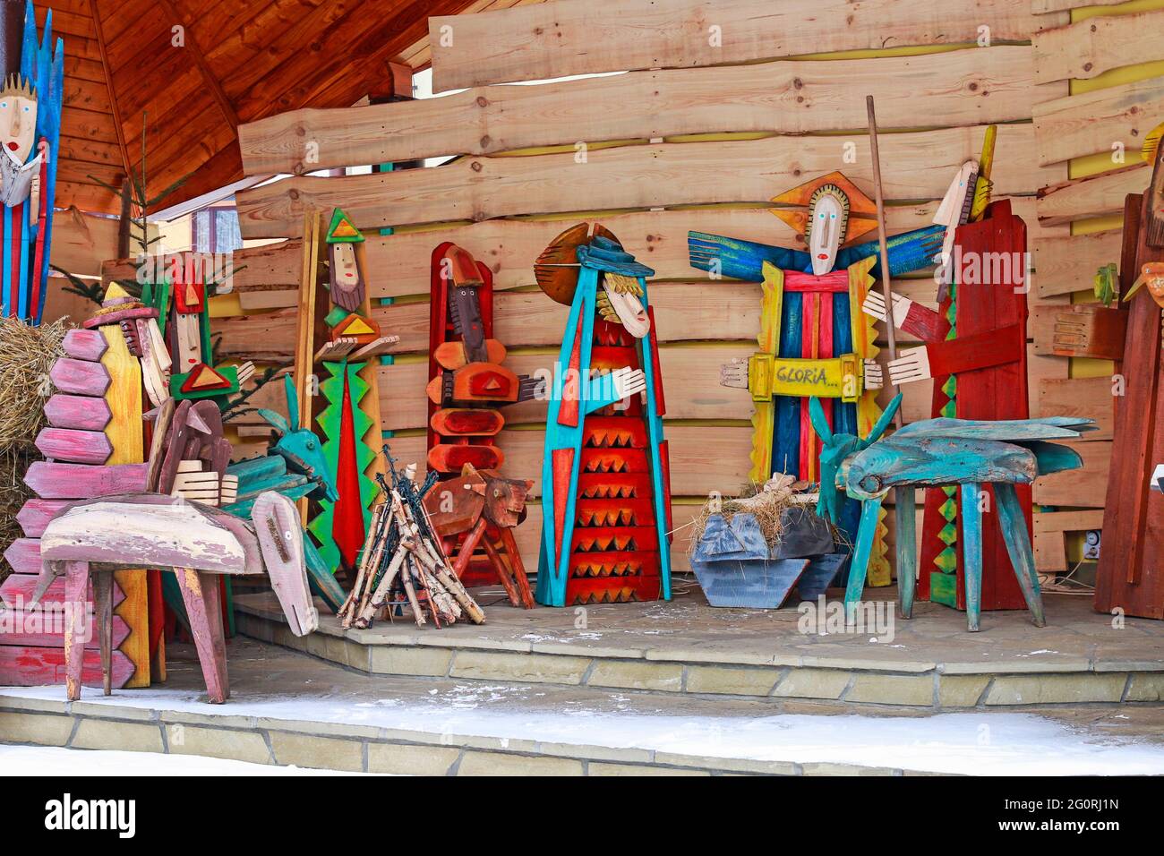 Decorazioni natalizie tradizionali, presepio con vecchie figurine in legno nella chiesa di San Francesco d'Assisi a Myslenice, Polonia. Foto Stock