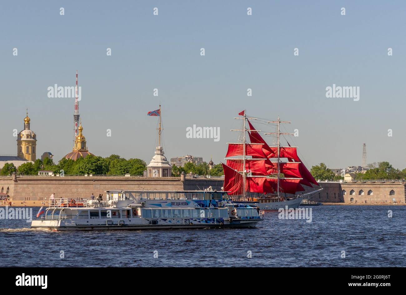 imbarcazione da diporto che passa dalla nave a vela rossa sul fiume neva vicino alla fortezza di pietro e paolo, san pietroburgo, russia Foto Stock