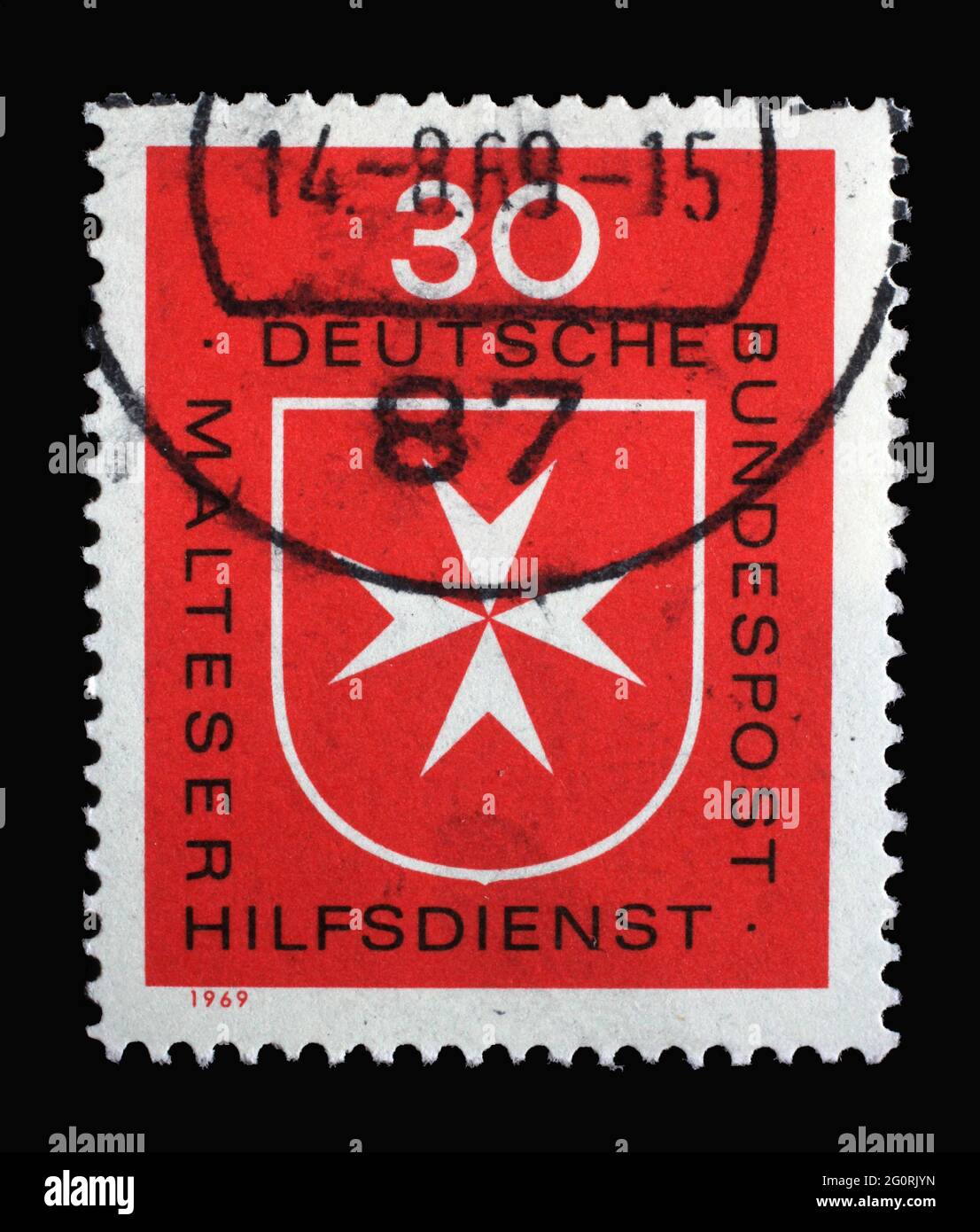Il francobollo stampato in Germania mostra Malteser Cross, Maltese Relief Service, fondata nel 1955, attività a livello mondiale nel settore dei servizi sociali, del pronto soccorso e del disastro Foto Stock