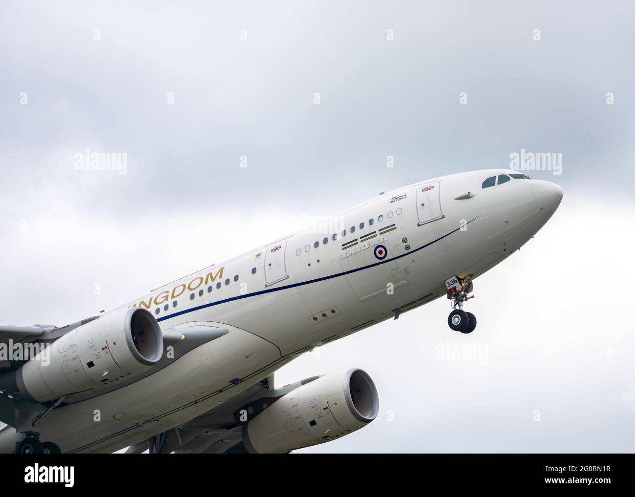 Il primo ministro livrea del Regno Unito Boris Johnson jet plane decollo raggiungere per il cielo, Royal Air Force Voyager ZZ336 Airbus A330-243 MRTT Foto Stock