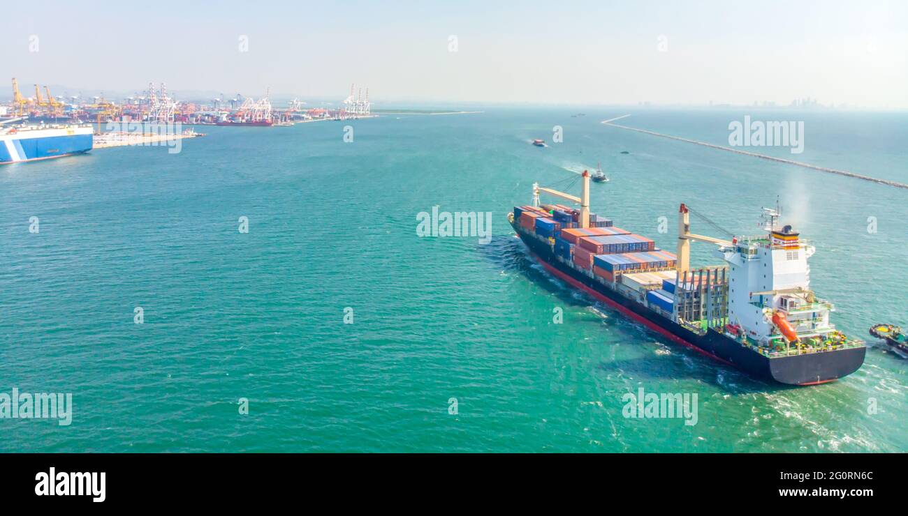 Vista aerea delle navi da carico in mare vengono trasportate container al porto. Import export and shipping business logistica e trasporto di Intern Foto Stock