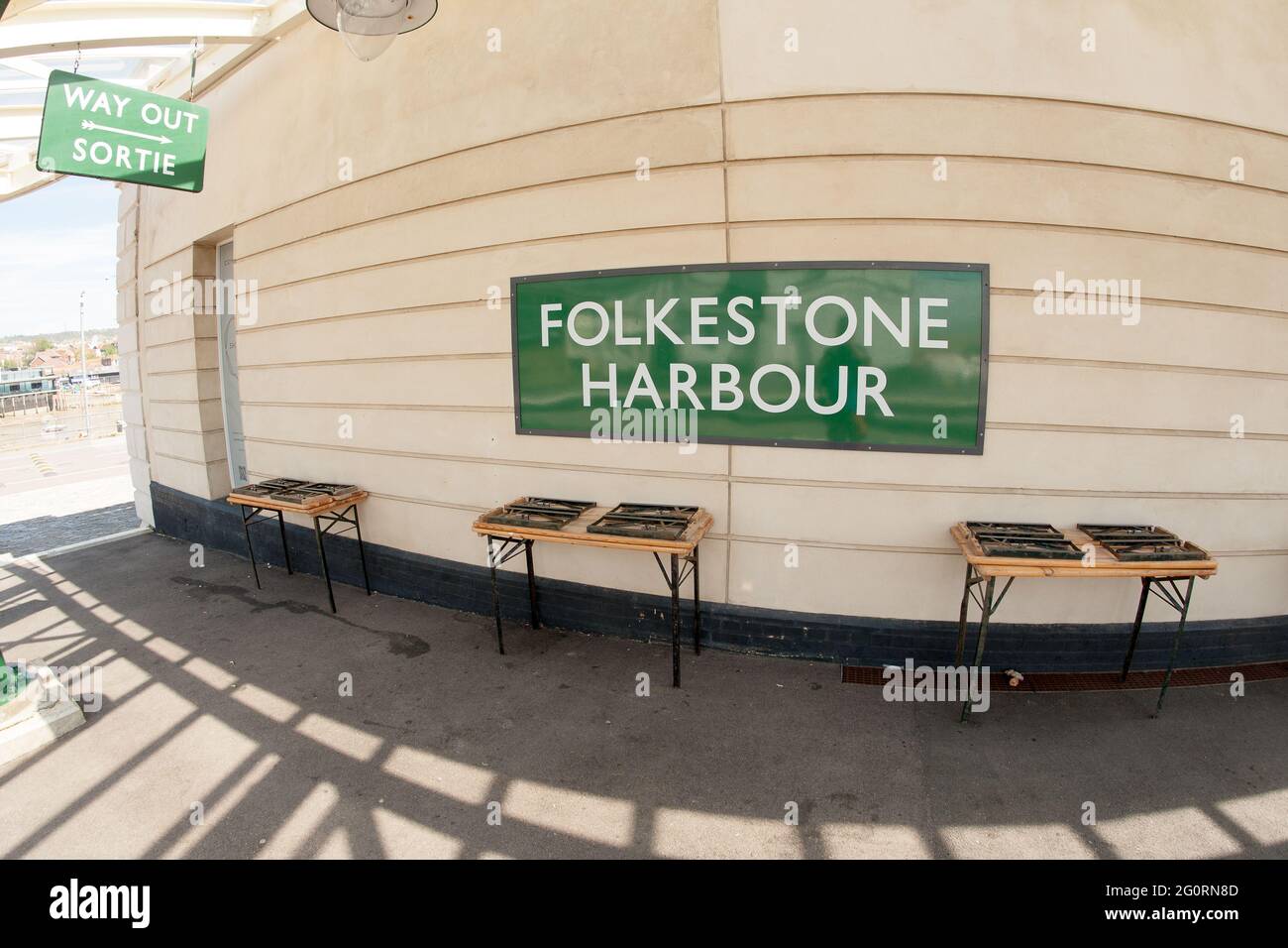 Vista grandangolare della stazione ferroviaria di Folkestone Harbour Foto Stock