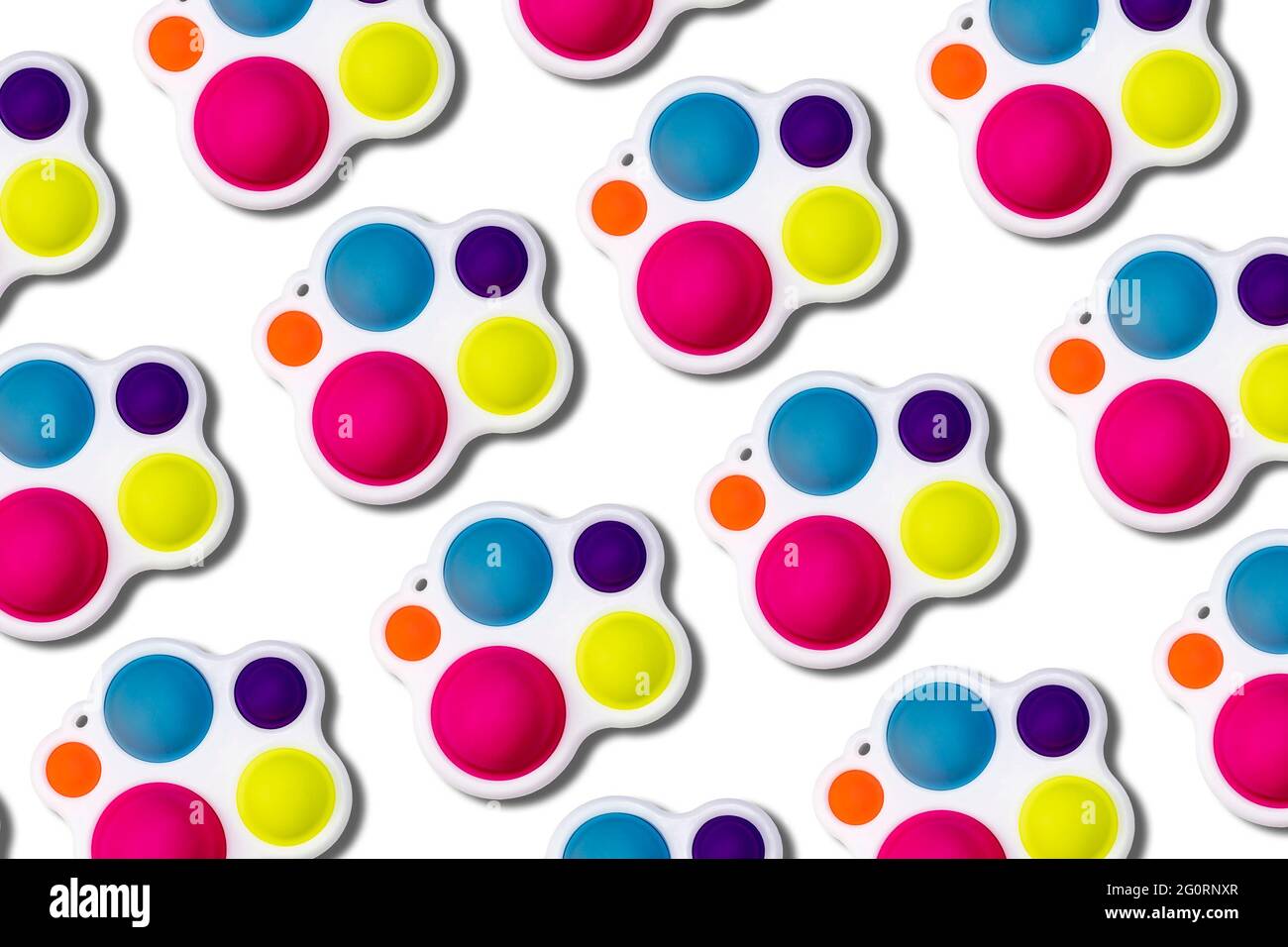 Disegni colorati semplici giochi di concavità. Isolare su sfondo bianco. Vista dall'alto. Gioco di moda per bambini. Foto Stock