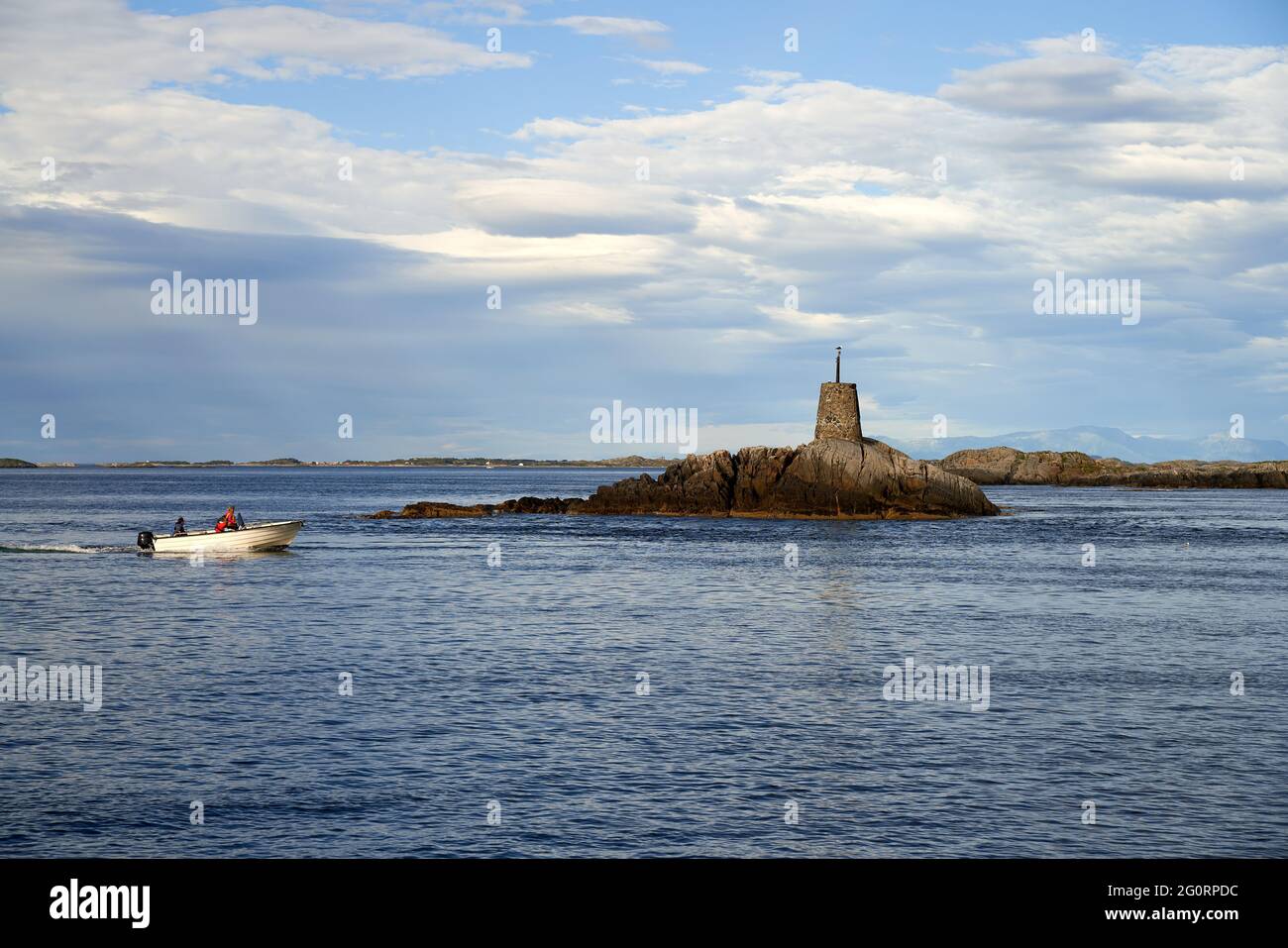 VEVANG, NORVEGIA - 28 luglio 2020: Una famiglia sta godendo una gita in barca tra le isole appartengono alla strada dell'Oceano Atlantico in Norvegia Foto Stock