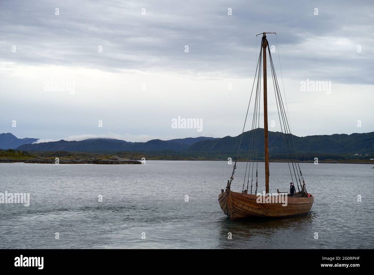 VEVANG, NORVEGIA - 28 luglio 2020: La nave vichinga con alcuni turisti sta navigando tra le isole vicine alla strada dell'Oceano Atlantico in Norvegia Foto Stock