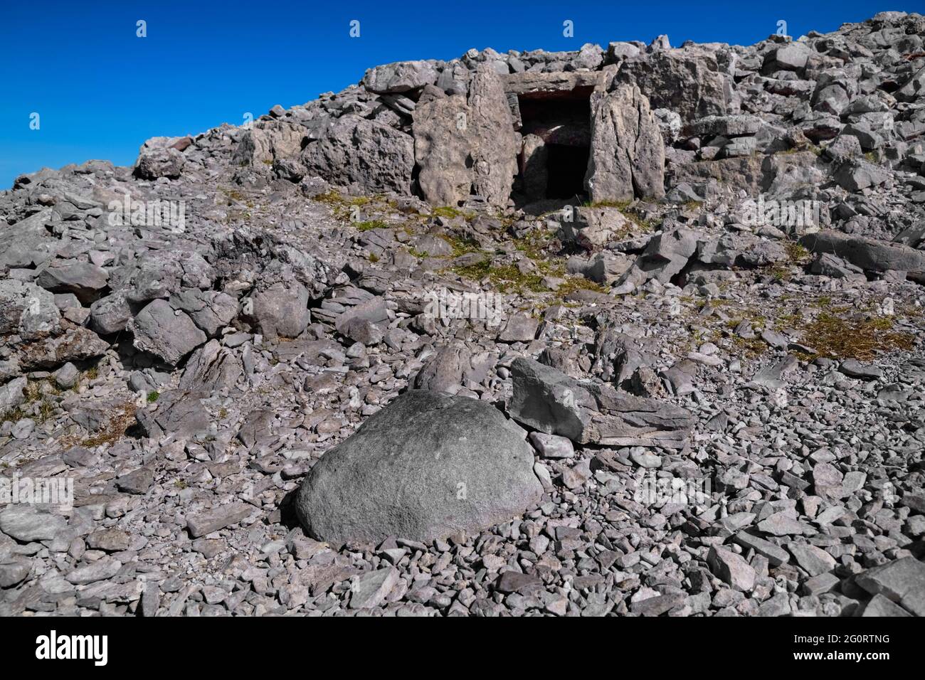 Irlanda, Contea di Sligo, Castlebaldwin, Cimitero Megalitico Carrowkeel, facciata di uno dei cairns conosciuto come Cairn H con porta d'ingresso visibile. Foto Stock