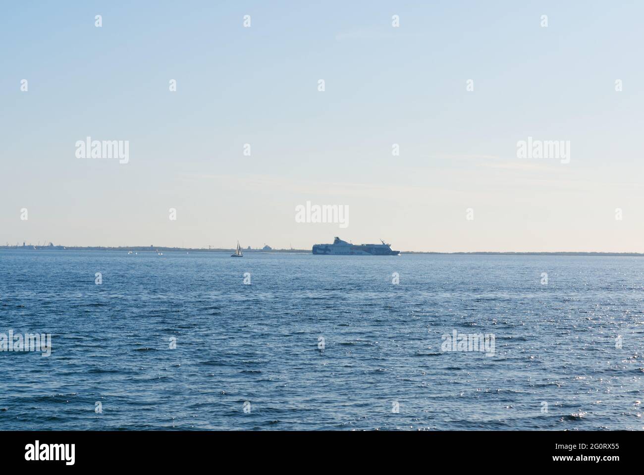 Crociera in traghetto che naviga fino all'orizzonte nel Mar Baltico Foto Stock