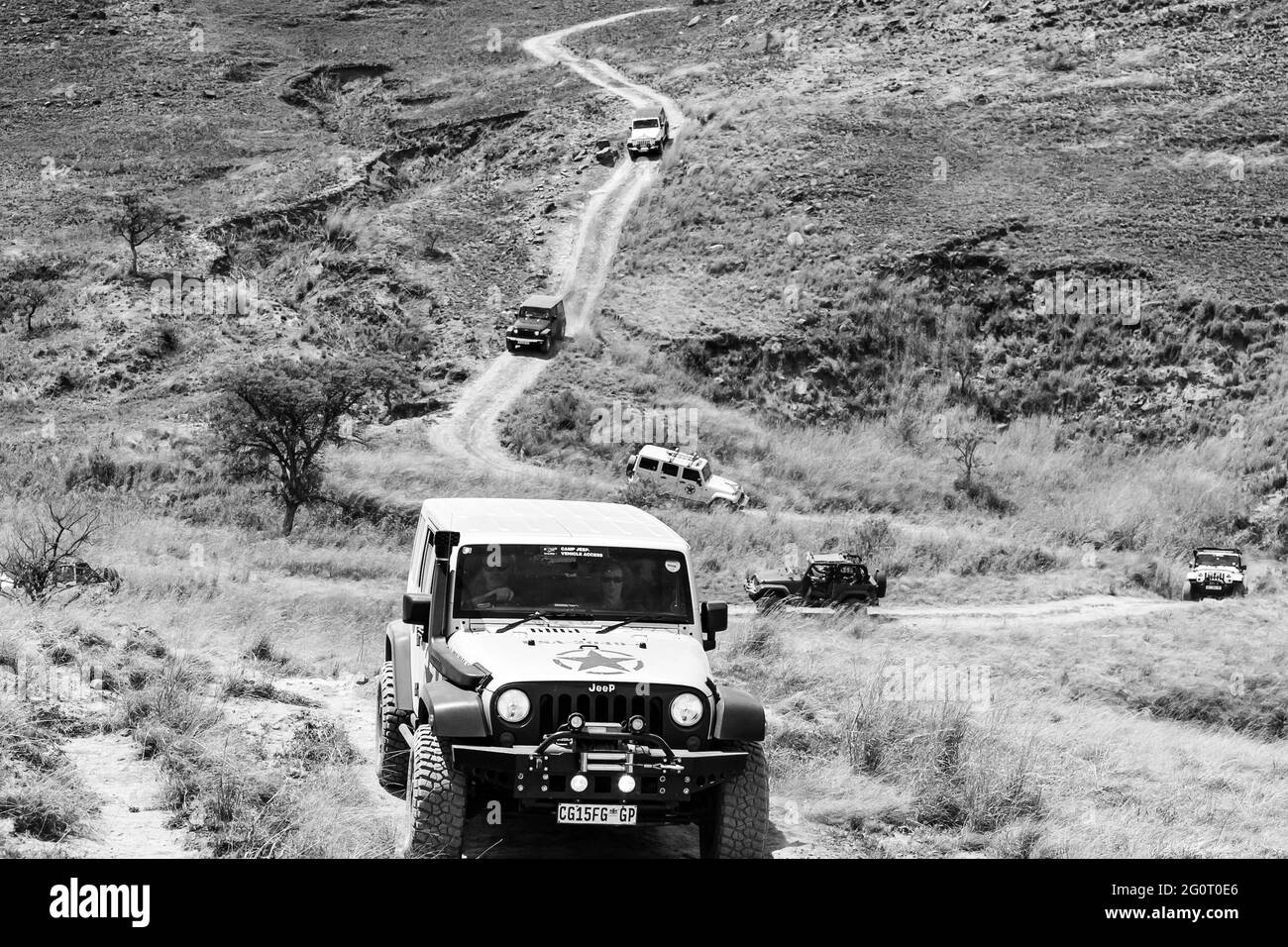 H, SUDAFRICA - 06 gennaio 2021: Harrismith, Sudafrica - 03 ottobre 2015: Jeep 4x4 su una strada sterrata nel Drakensberg Foto Stock