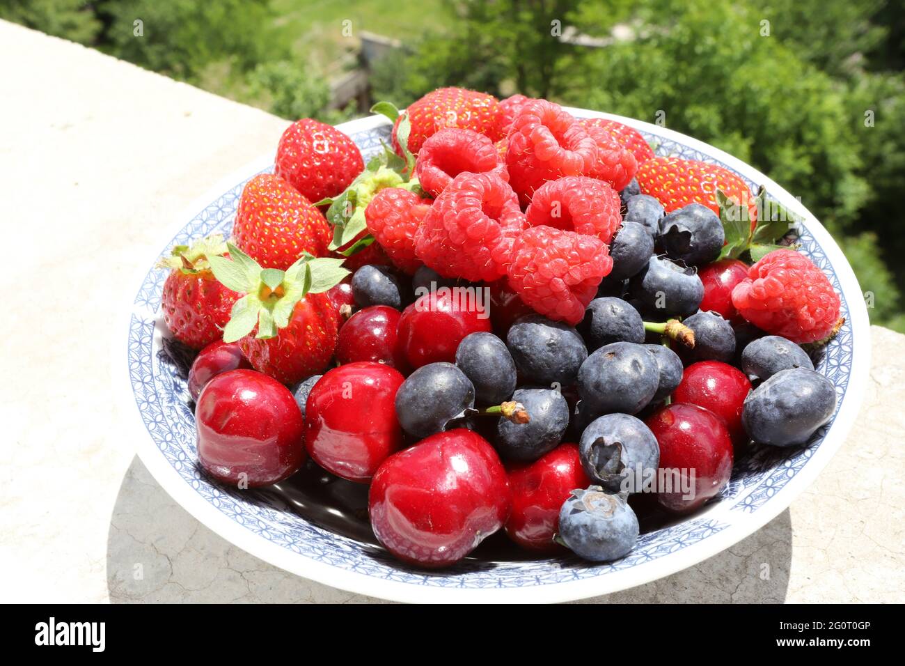 Frutta fresca e bacche alla luce del giorno Foto Stock