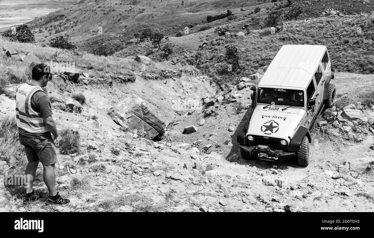 H, SUD AFRICA - 06 gennaio 2021: Harrismith, Sud Africa - 02 2015 ottobre: Addestramento del driver del percorso di montagna 4x4 al Camp Jeep nel Drakensberg Foto Stock