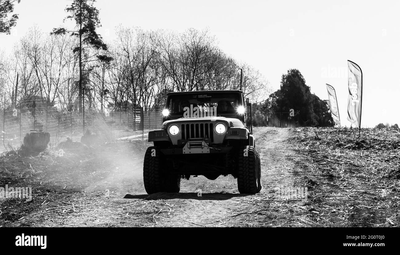 H, SUDAFRICA - 06 gennaio 2021: Harrismith, Sudafrica - 02 2015 ottobre: Addestramento del driver 4x4 al Camp Jeep nel Drakensberg Foto Stock