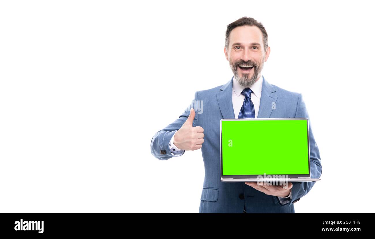 uomo d'affari felice che presenta il laptop per lo spazio di copia mostra il pollice in su, proposta di prodotto. Foto Stock