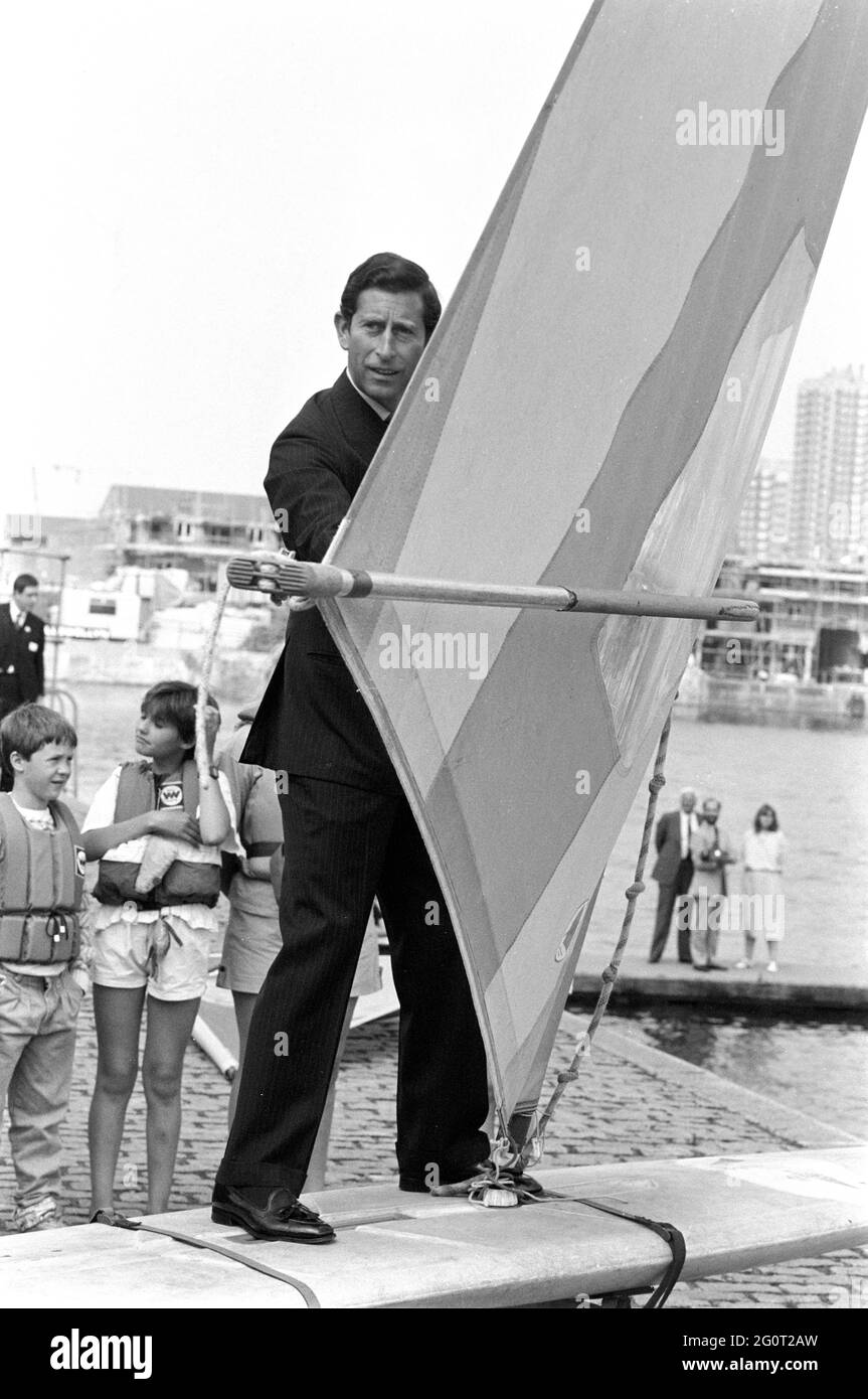 16.07.1987 Charles, Prince of Wales, prova il windsurf su un simulatore nella zona est di Londra Foto Stock