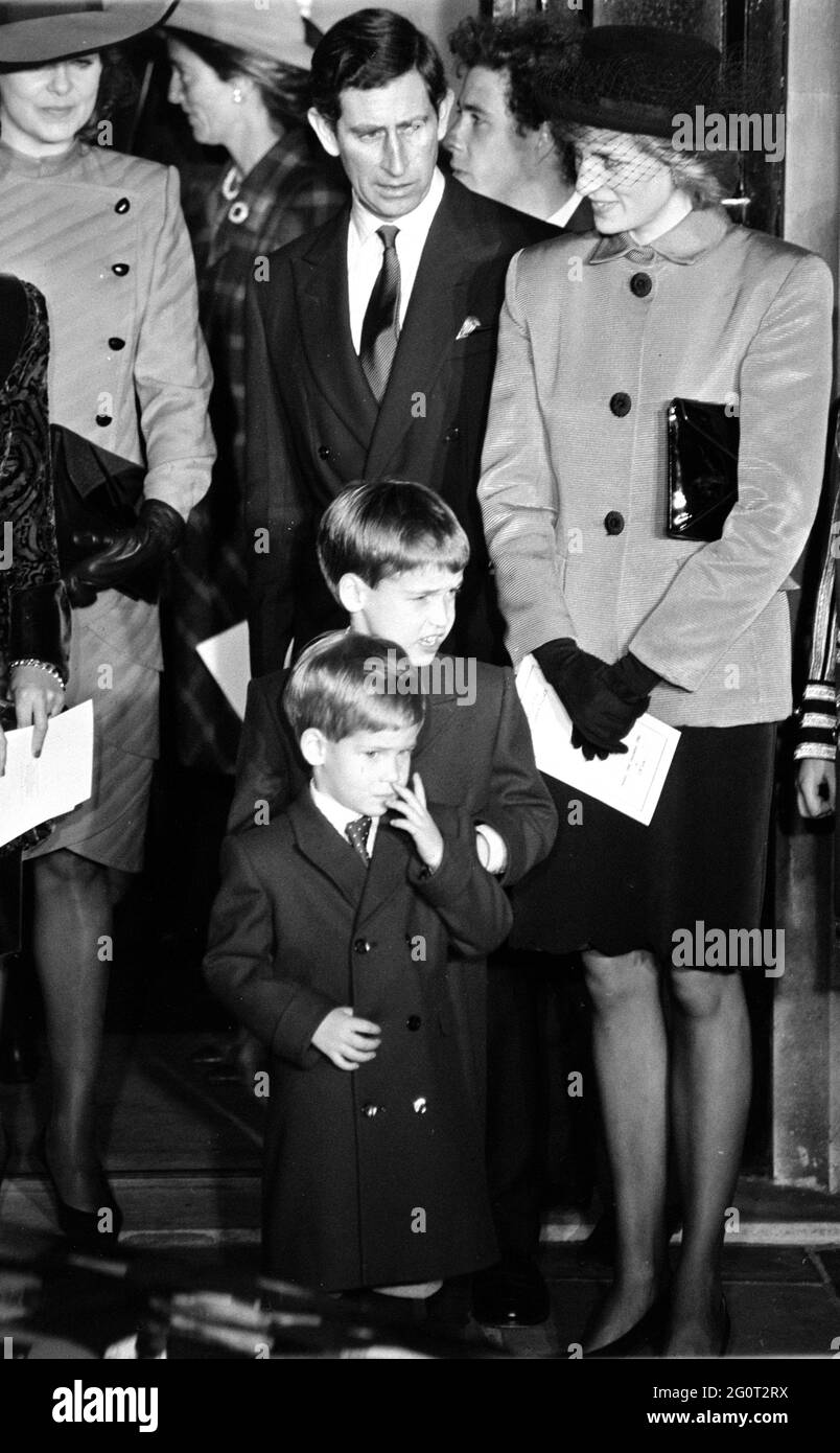 21.12.1988 Christening della principessa Beatrice il principe Carlo e Diana, principessa di Galles con i figli Harry e William. Foto Stock