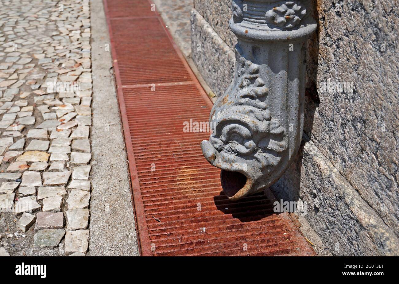 Beccuccio in metallo a forma di testa di bestia, Gargoyle drain, centro di Rio Foto Stock