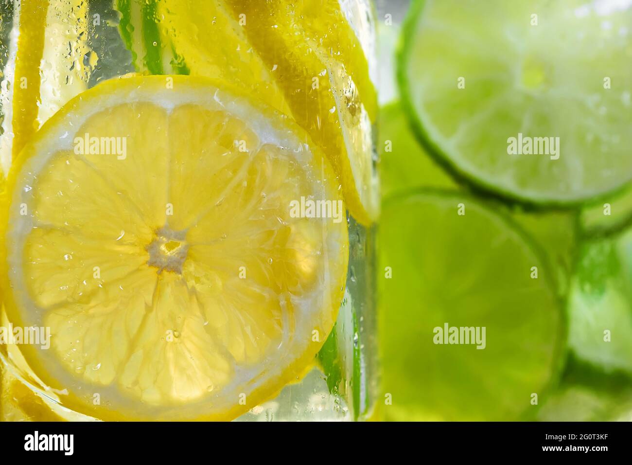 Fresca e rinfrescante limonata fatta in casa con menta, limone e lime in vasetti di muratore. Foto Stock