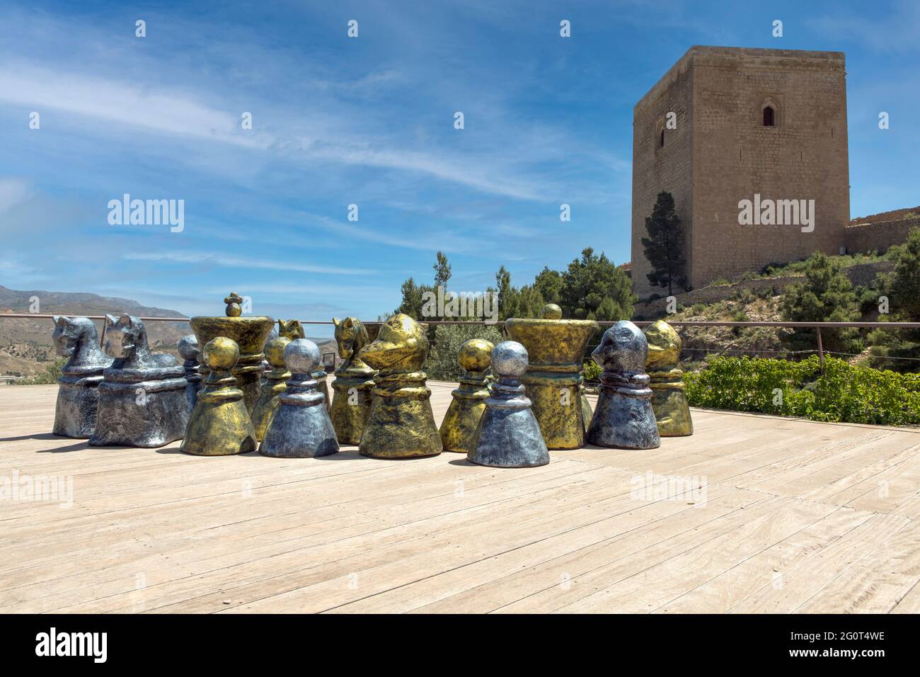 Nel castello medievale di Lorca, Spagna. Scacchi giganti su una piattaforma con vista sulla torre di difesa Foto Stock