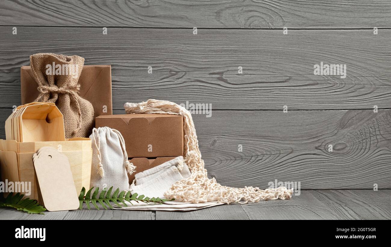 Vari imballaggi ecologici realizzati con materiali riciclabili naturali. Protezione dell'ambiente e concetto di riduzione dei rifiuti, copyspace. Foto Stock