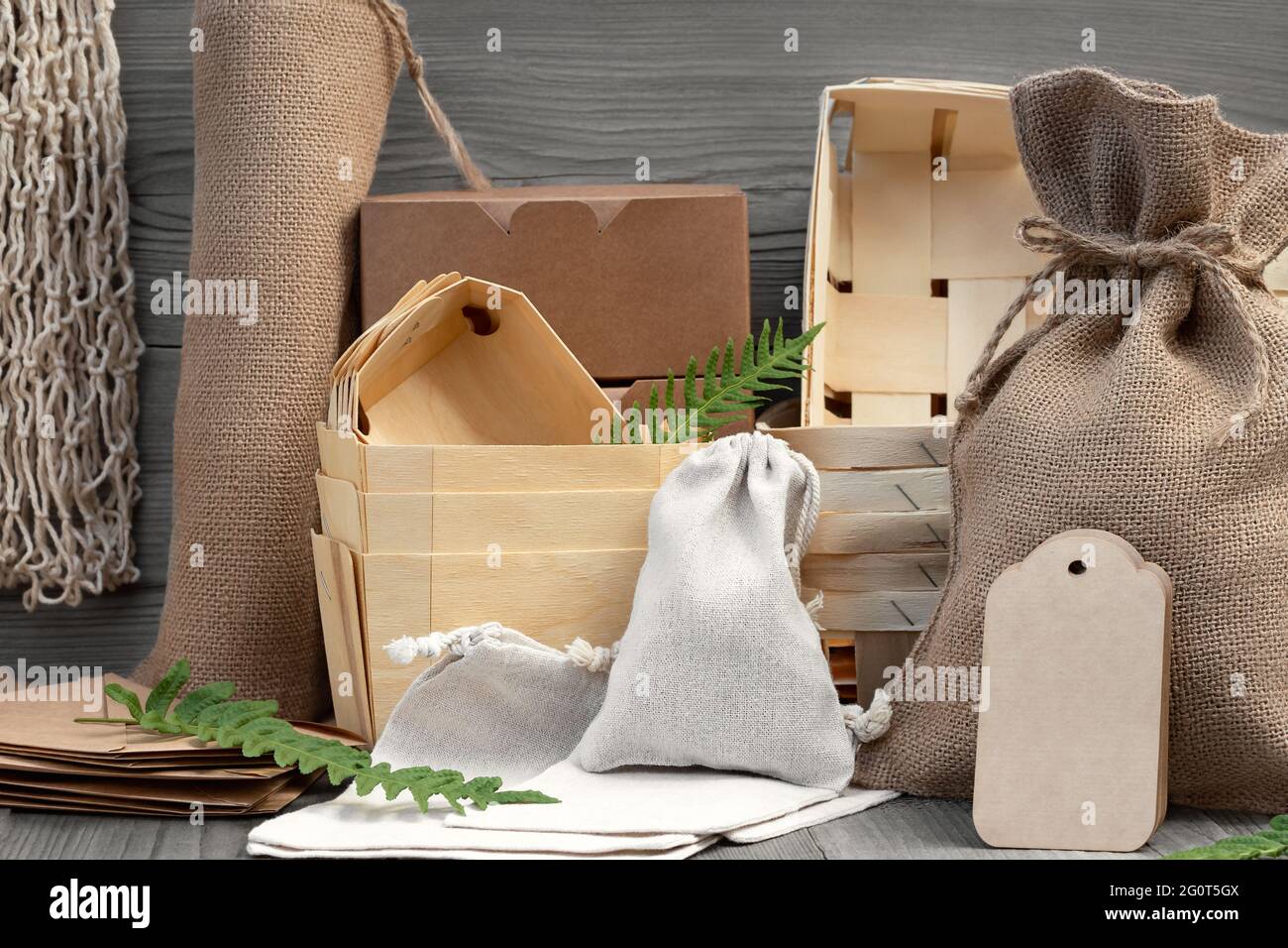 Varie confezioni eco-compatibili realizzate con materiali naturali riciclabili. Protezione ambientale e riduzione dei rifiuti Foto Stock