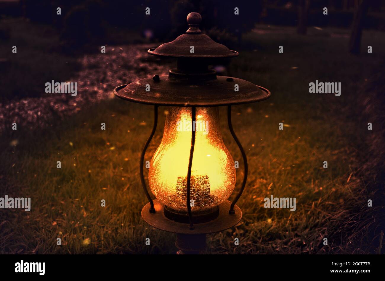 Lanterna da cortile all'aperto di notte. La polvere e le midrate creano un'atmosfera magica Foto Stock