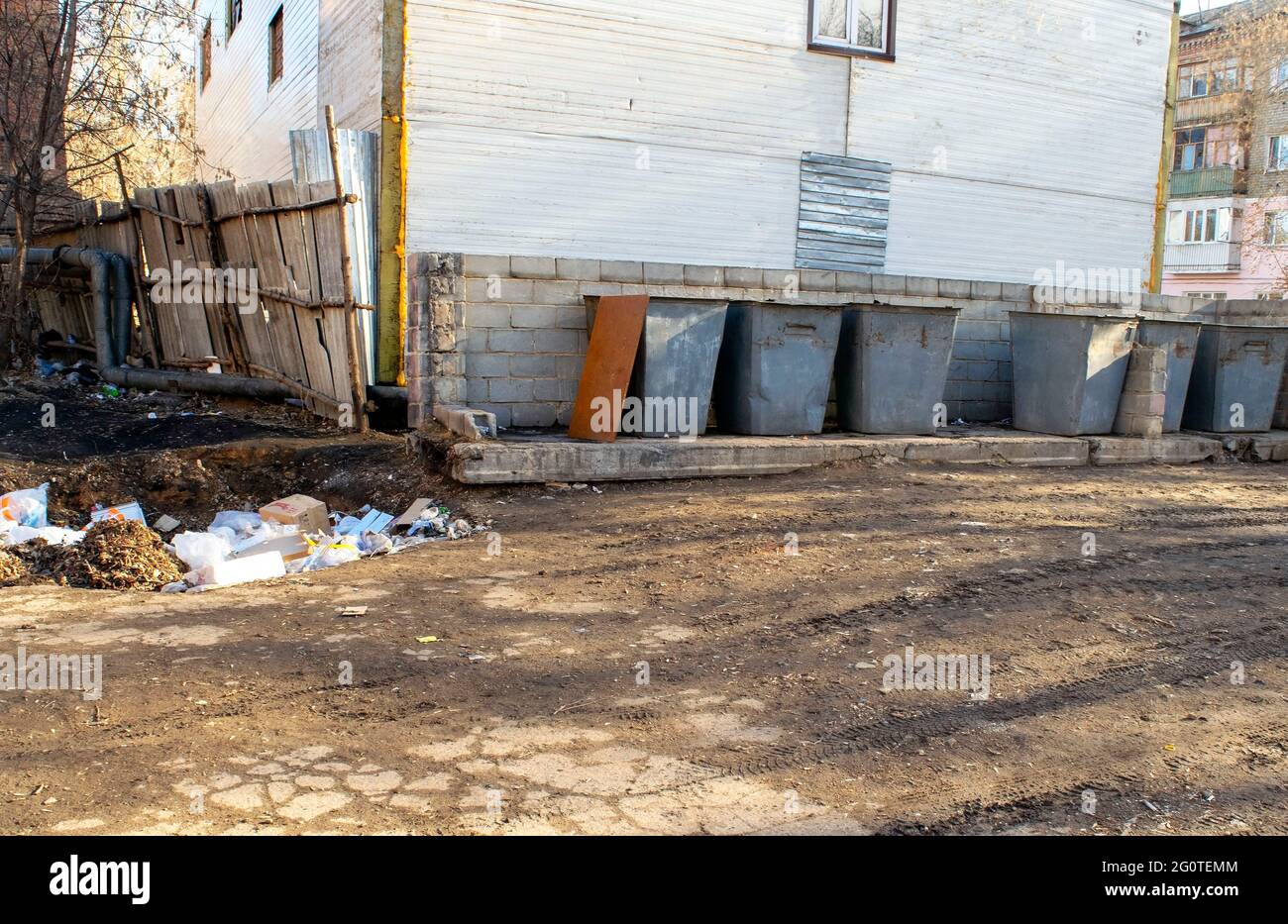 Kokshetau - Kazakhstan - 15 aprile 2021: Apertura di bidoni per rifiuti o rifiuti nel quartiere residenziale vicino agli edifici. Foto Stock